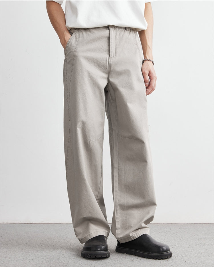 Ein schmaler Schnitt mit elastischem Mittelband und Jeans-ähnlichem Look