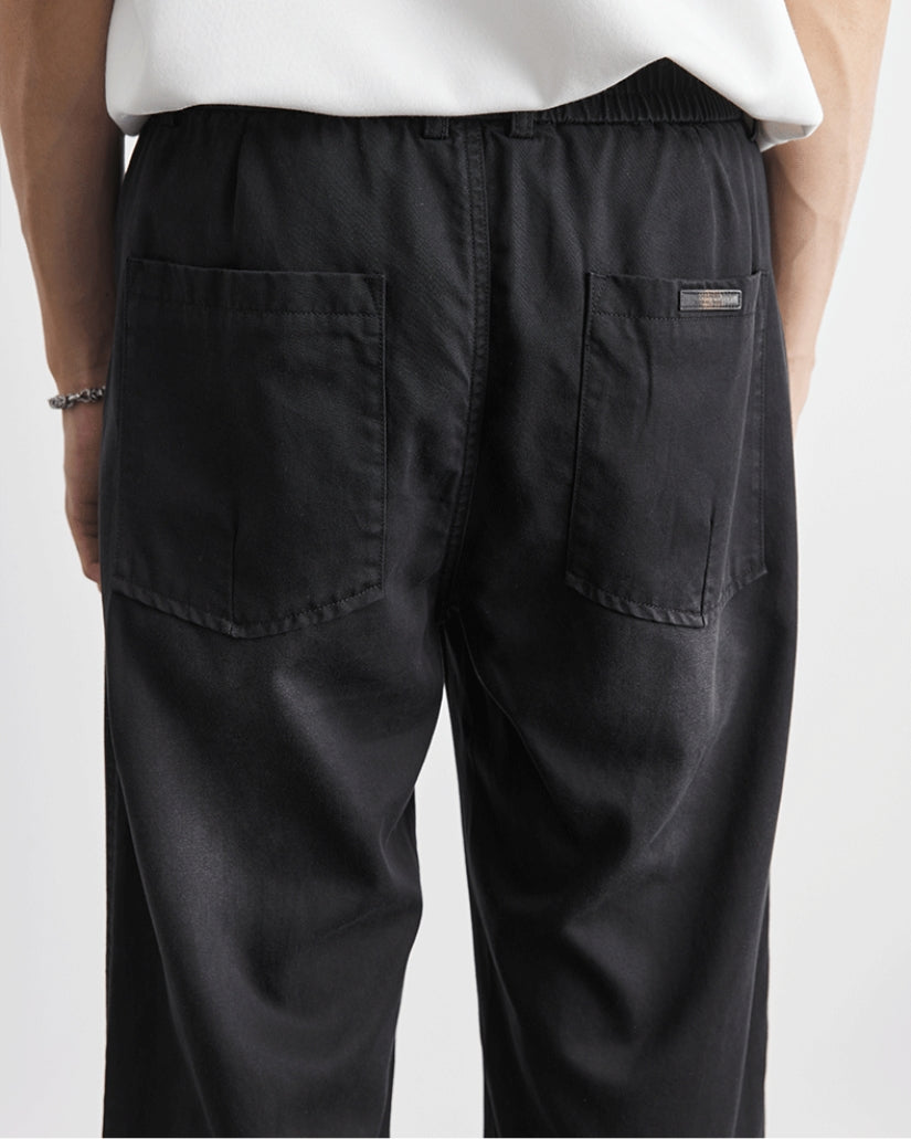 Baggy-Schuhe mit elastischem Bund und Jeans