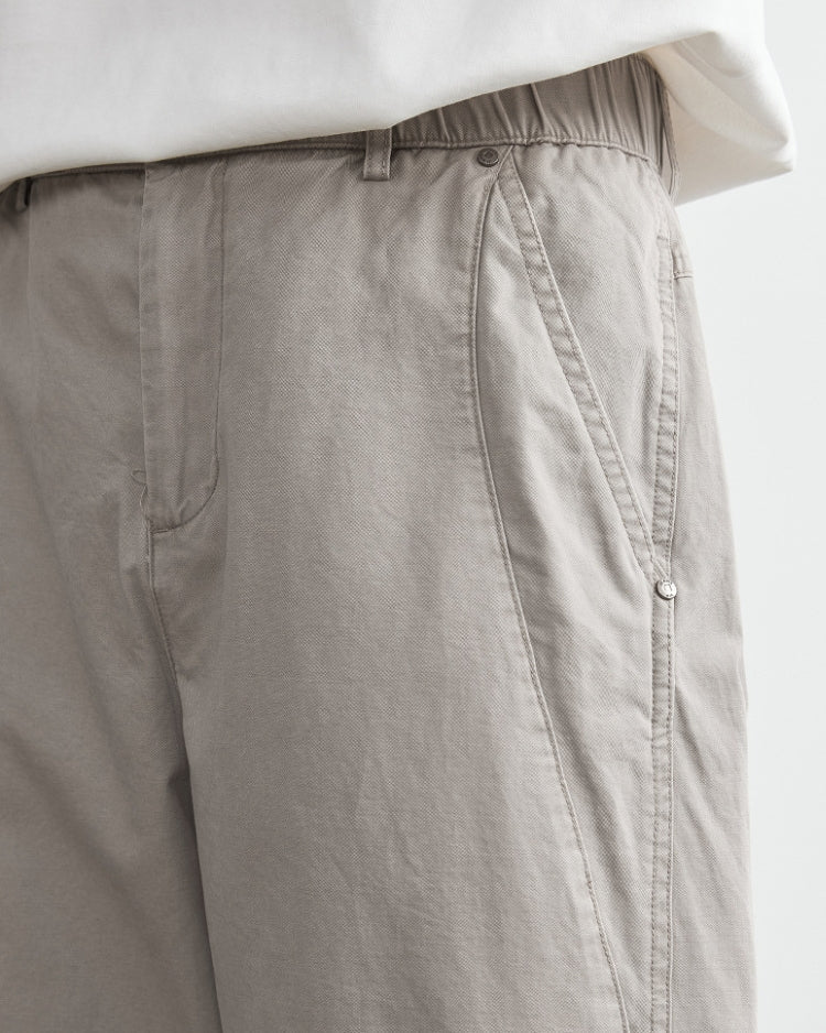 Ein schmaler Schnitt mit elastischem Mittelband und Jeans-ähnlichem Look