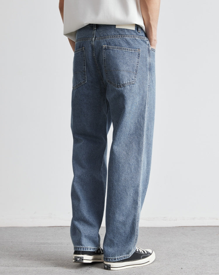 Sehen Sie sich die klassischen Denim-Jeans in Indien an