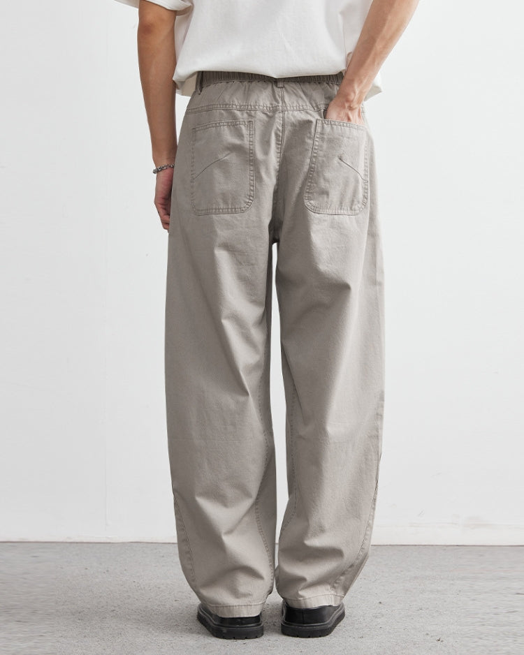 Ein schmaler Schnitt mit elastischem Mittelband und Jeans-ähnlichem Look