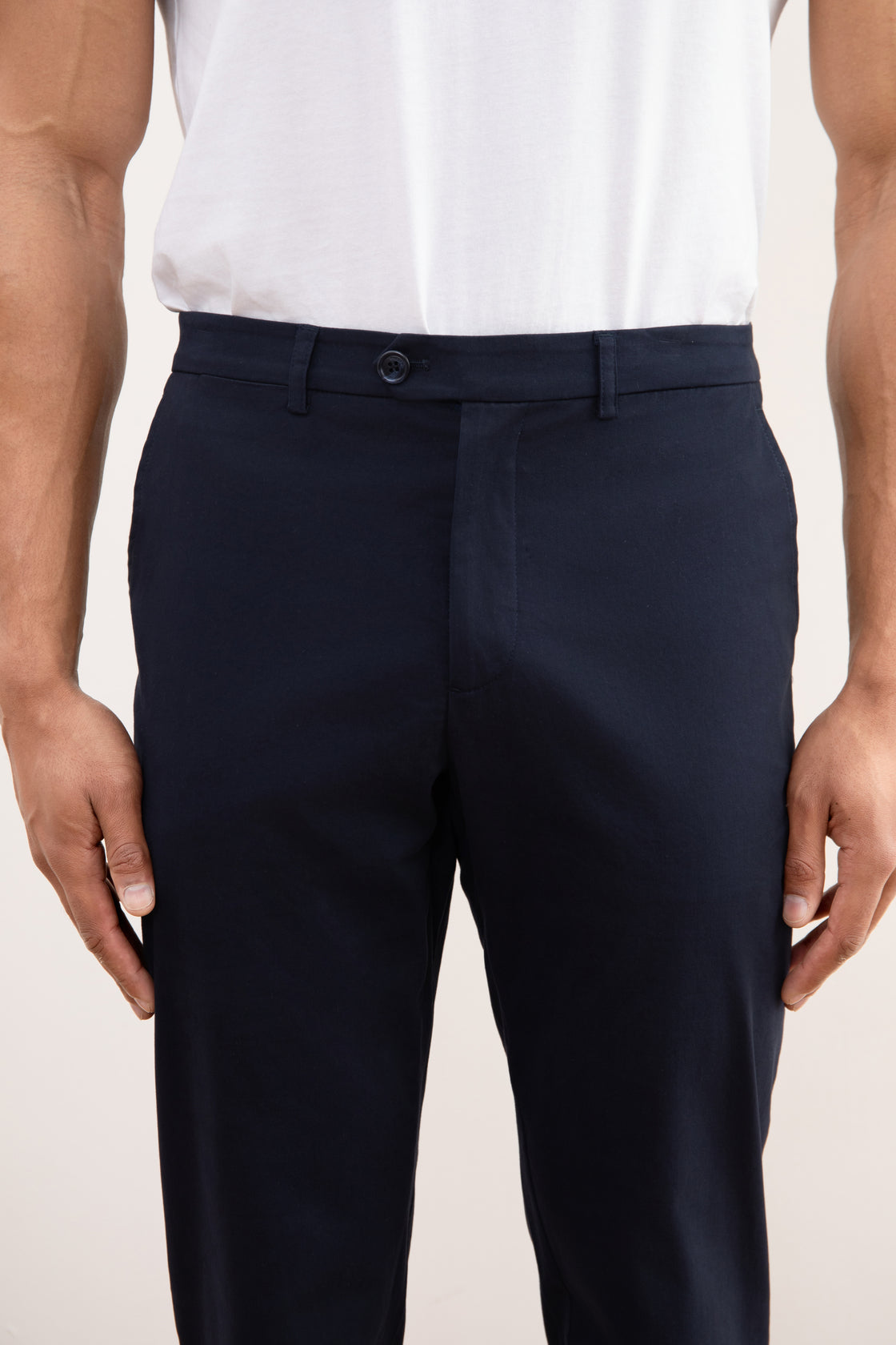 Marinblå chino med rak fit