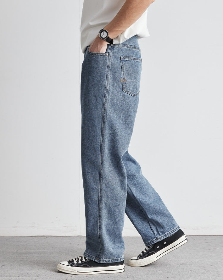 Sehen Sie sich die klassischen Denim-Jeans in Indien an