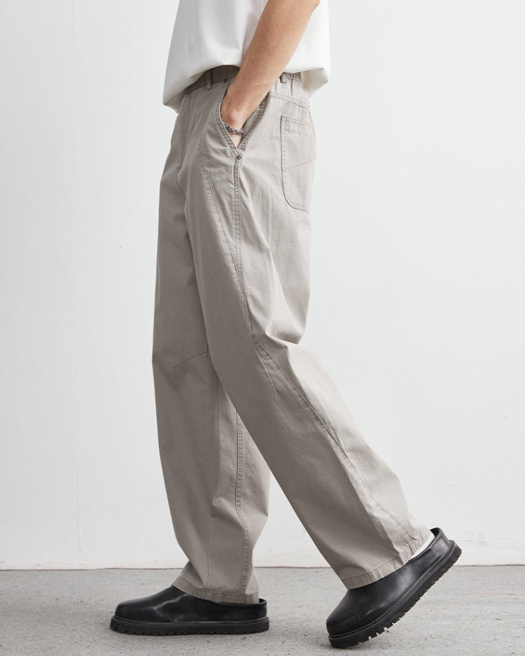 Ein schmaler Schnitt mit elastischem Mittelband und Jeans-ähnlichem Look