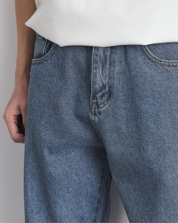 Sehen Sie sich die klassischen Denim-Jeans in Indien an