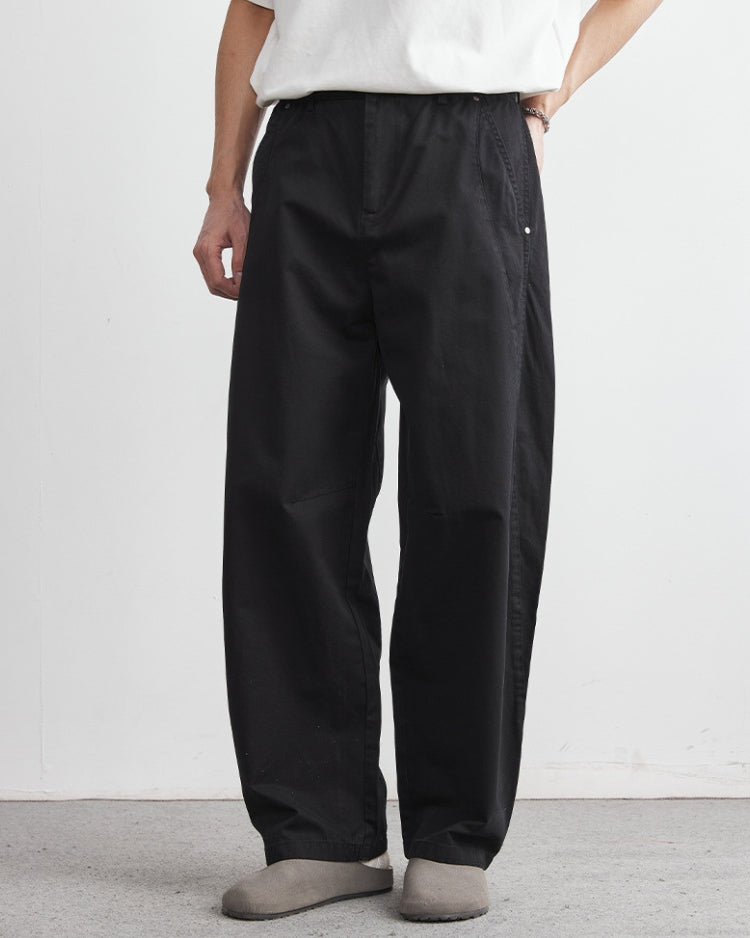 Ein schmaler Schnitt mit elastischem Mittelband und Jeans-ähnlichem Look