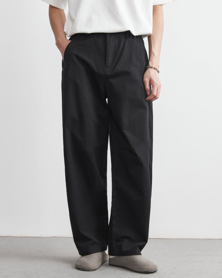 Ein schmaler Schnitt mit elastischem Mittelband und Jeans-ähnlichem Look