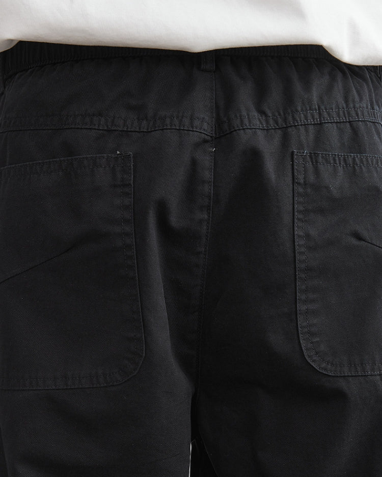 Ein schmaler Schnitt mit elastischem Mittelband und Jeans-ähnlichem Look