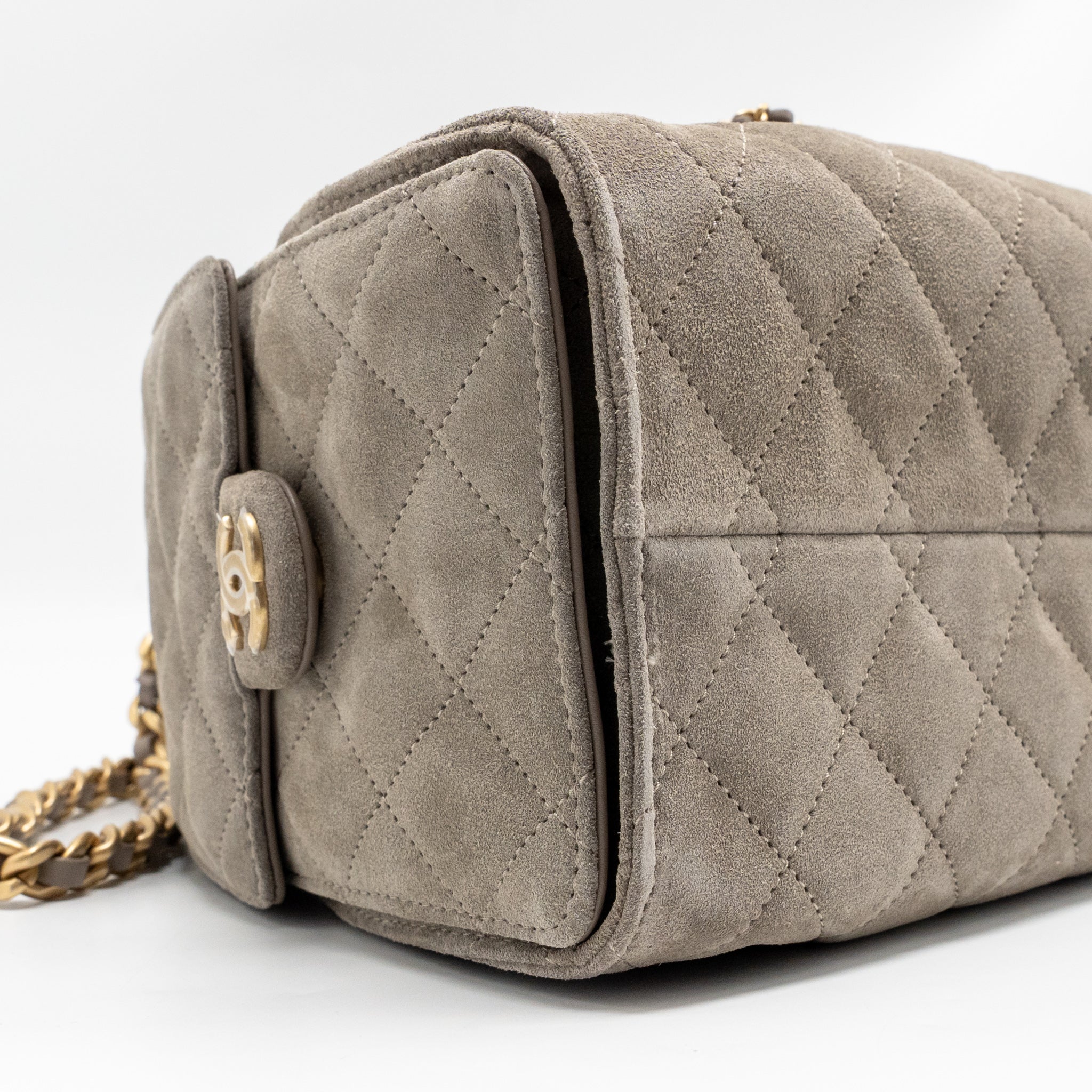 CHANEL Small 25 Bag aus grauem Wildleder mit goldfarbenen Beschlägen (Microchip)
