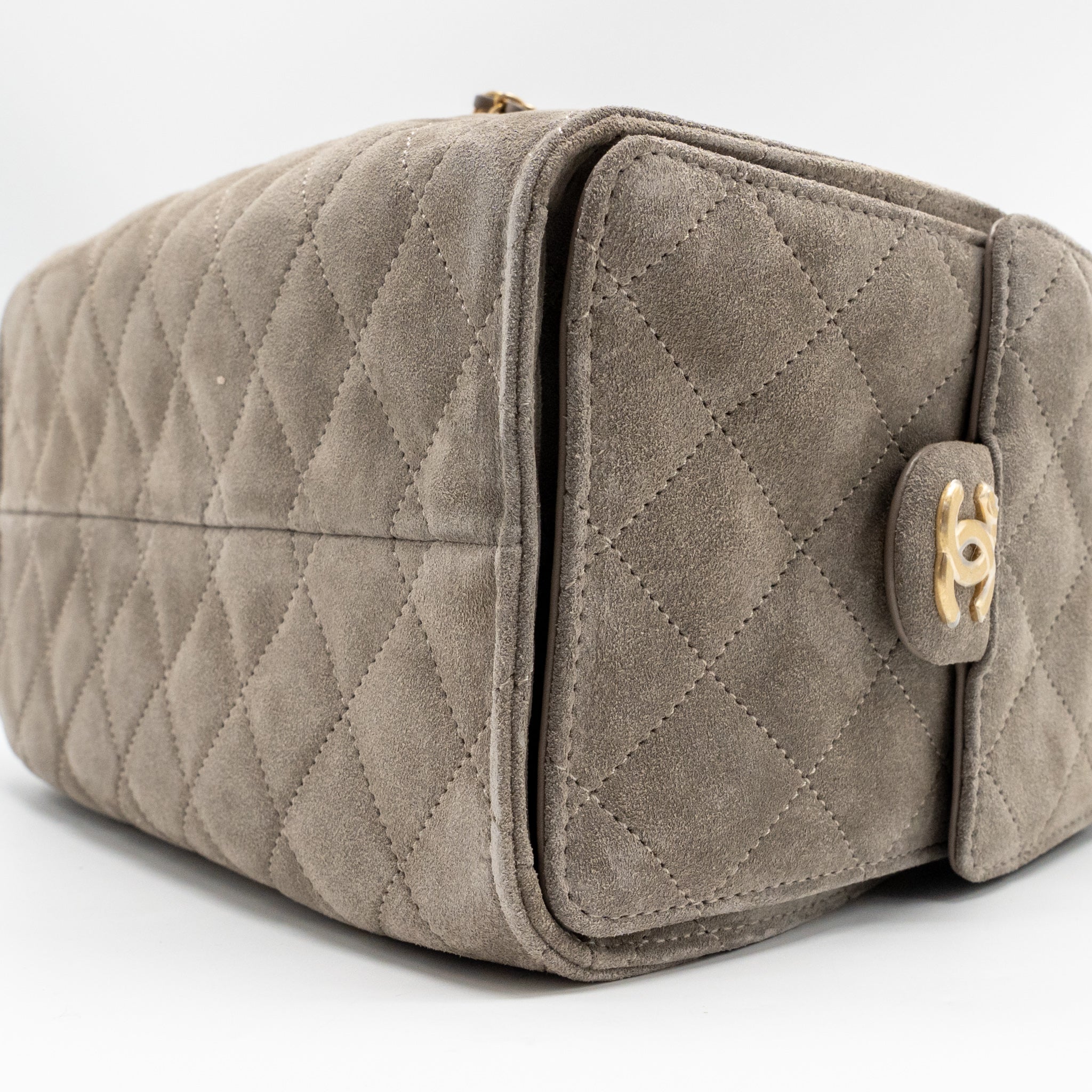 CHANEL Small 25 Bag aus grauem Wildleder mit goldfarbenen Beschlägen (Microchip)