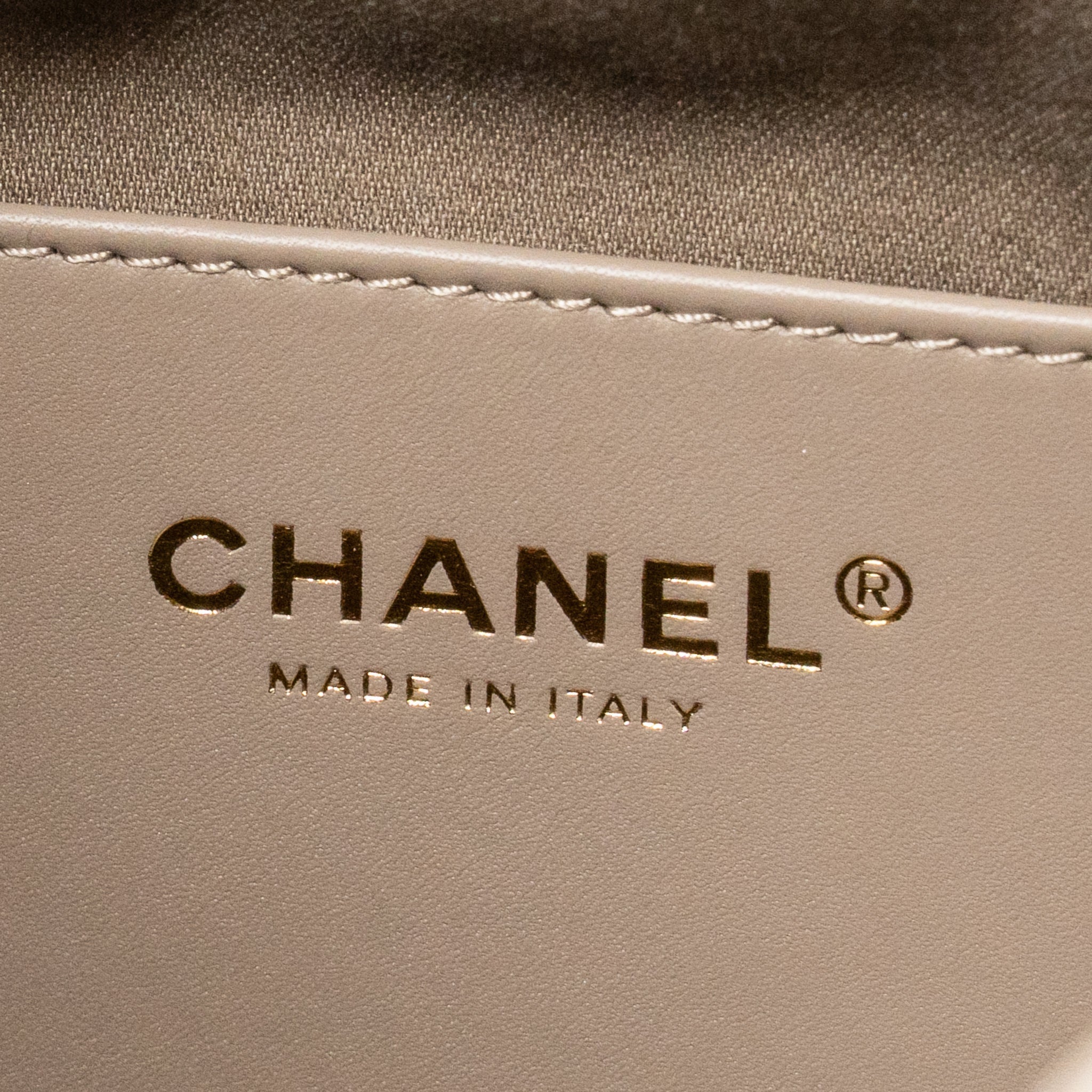 CHANEL Small 25 Bag aus grauem Wildleder mit goldfarbenen Beschlägen (Microchip)