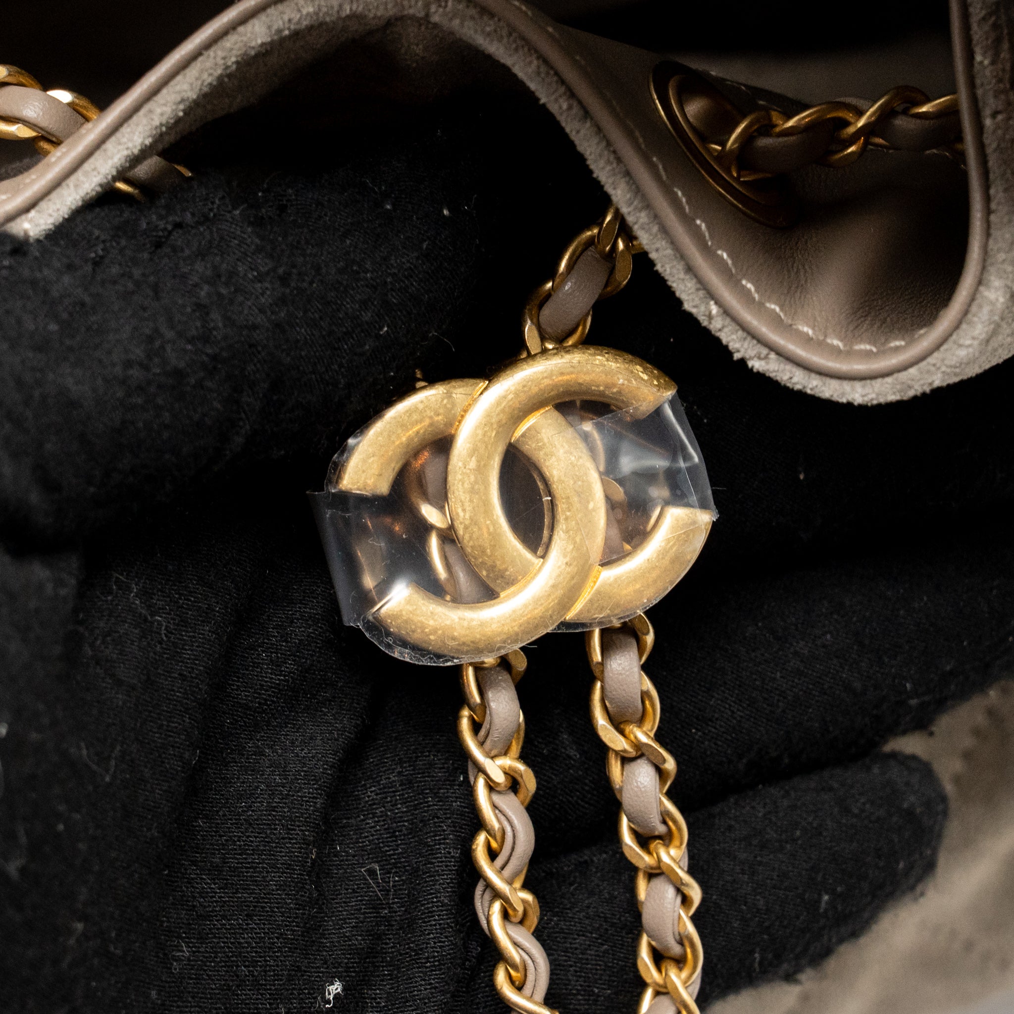 CHANEL Small 25 Bag aus grauem Wildleder mit goldfarbenen Beschlägen (Microchip)