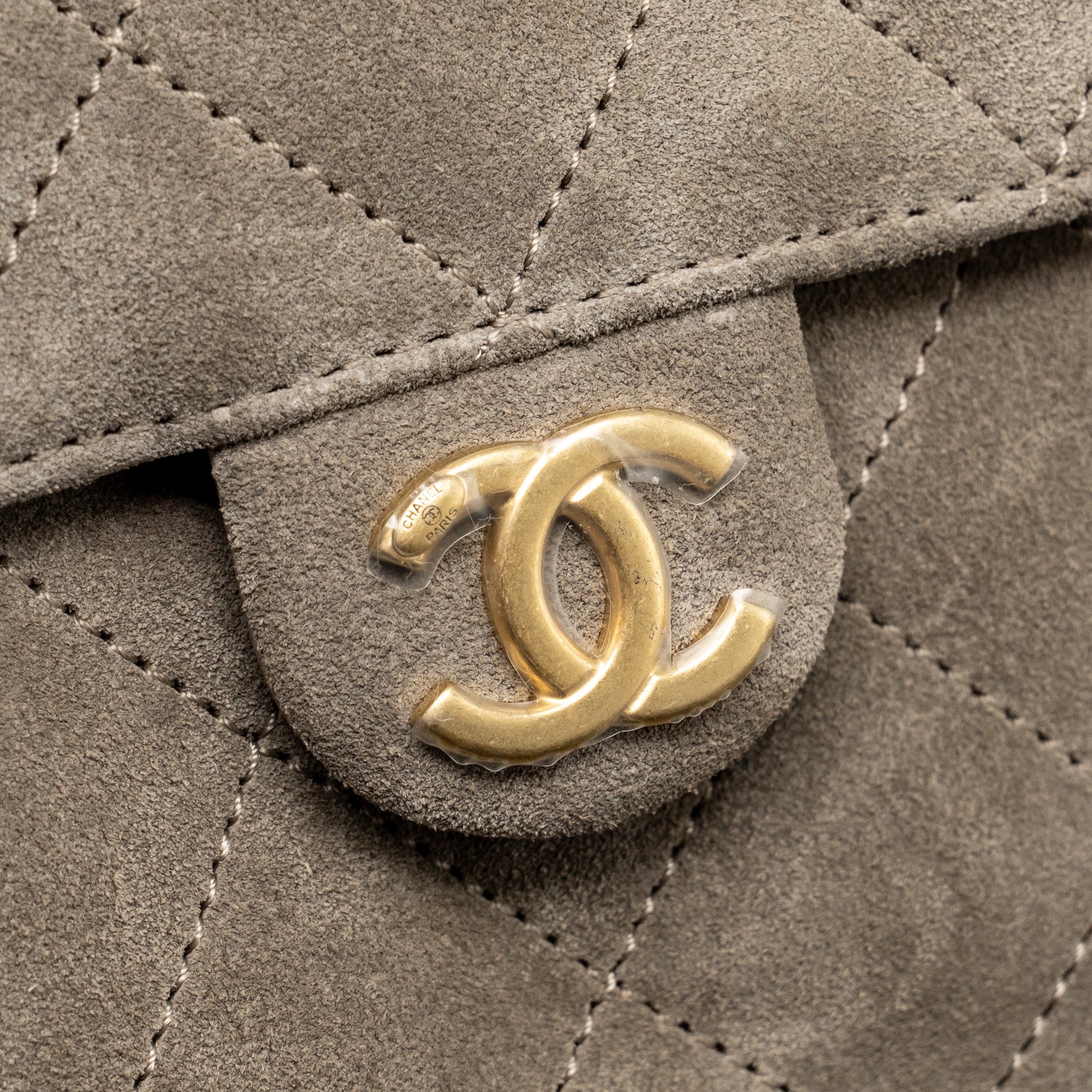 CHANEL Small 25 Bag aus grauem Wildleder mit goldfarbenen Beschlägen (Microchip)