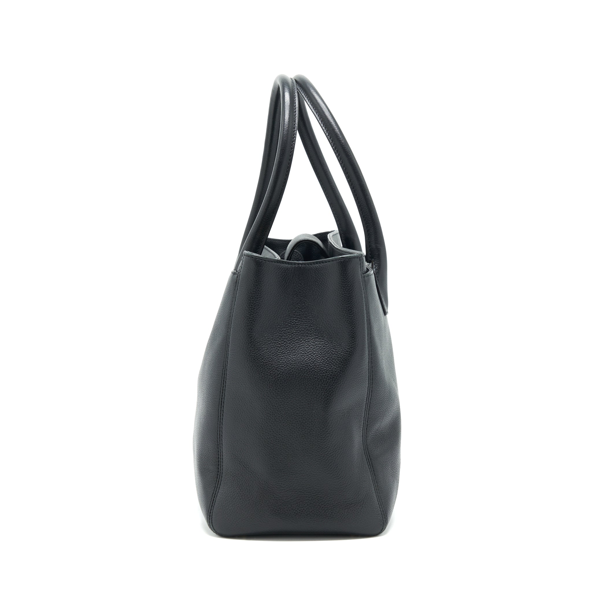 CHANEL Cerf -tote-laukku mustasta rakeisesta vasikannahasta, kultaisilla metalliosilla
