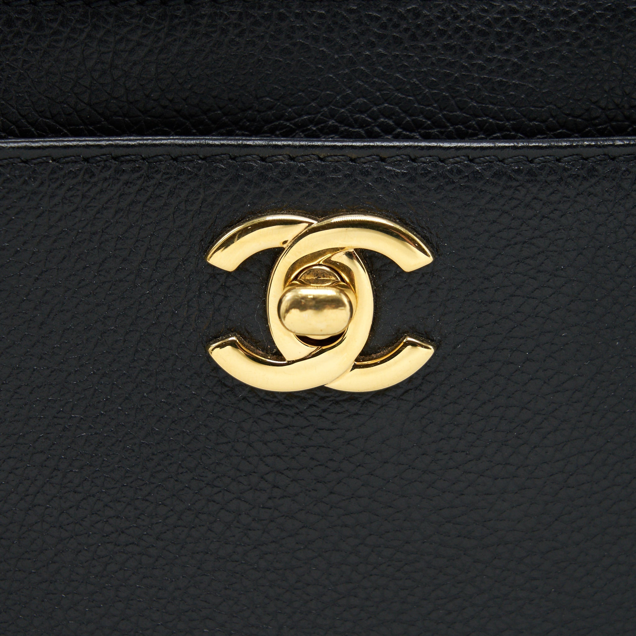 CHANEL Cerf -tote-laukku mustasta rakeisesta vasikannahasta, kultaisilla metalliosilla
