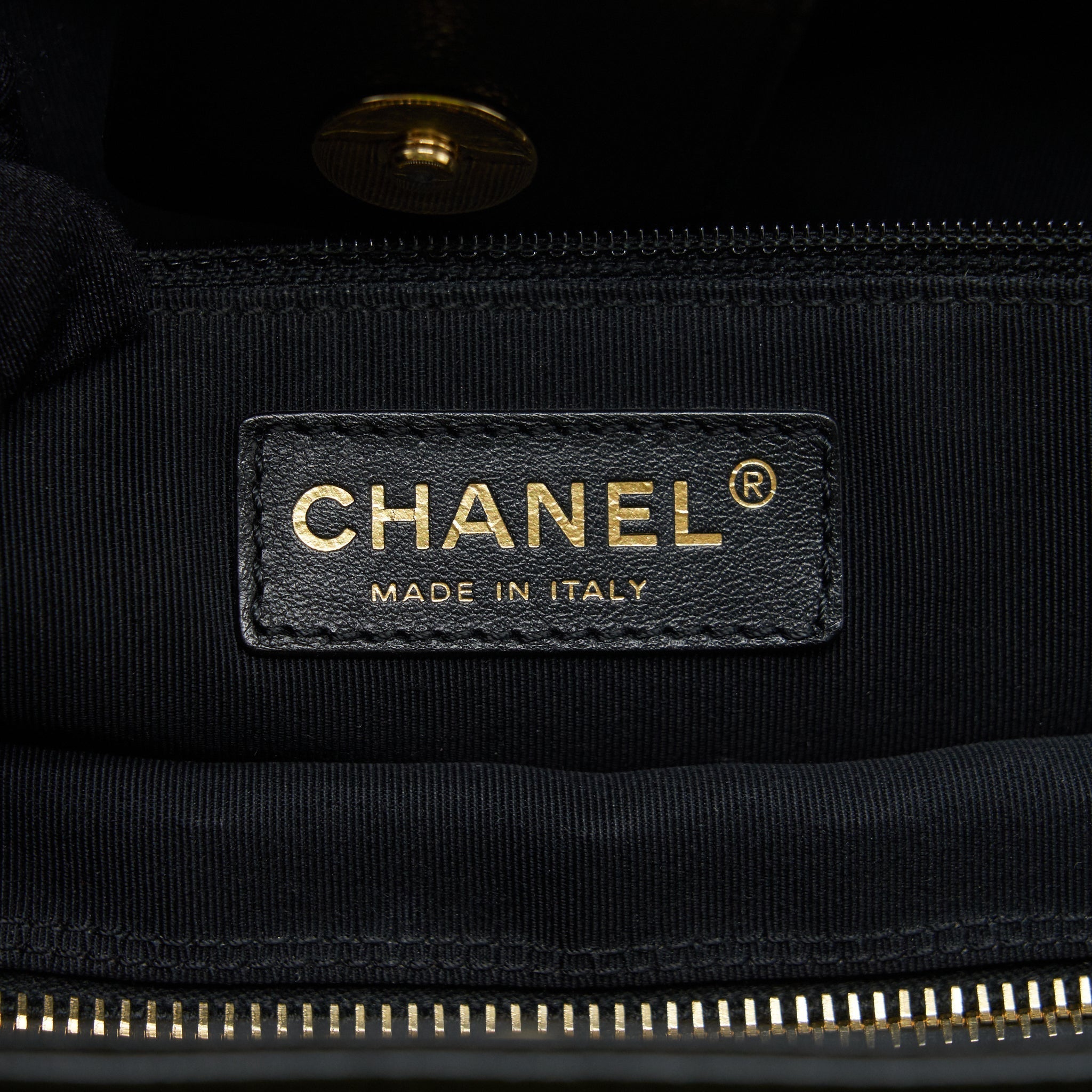 CHANEL Cerf -tote-laukku mustasta rakeisesta vasikannahasta, kultaisilla metalliosilla