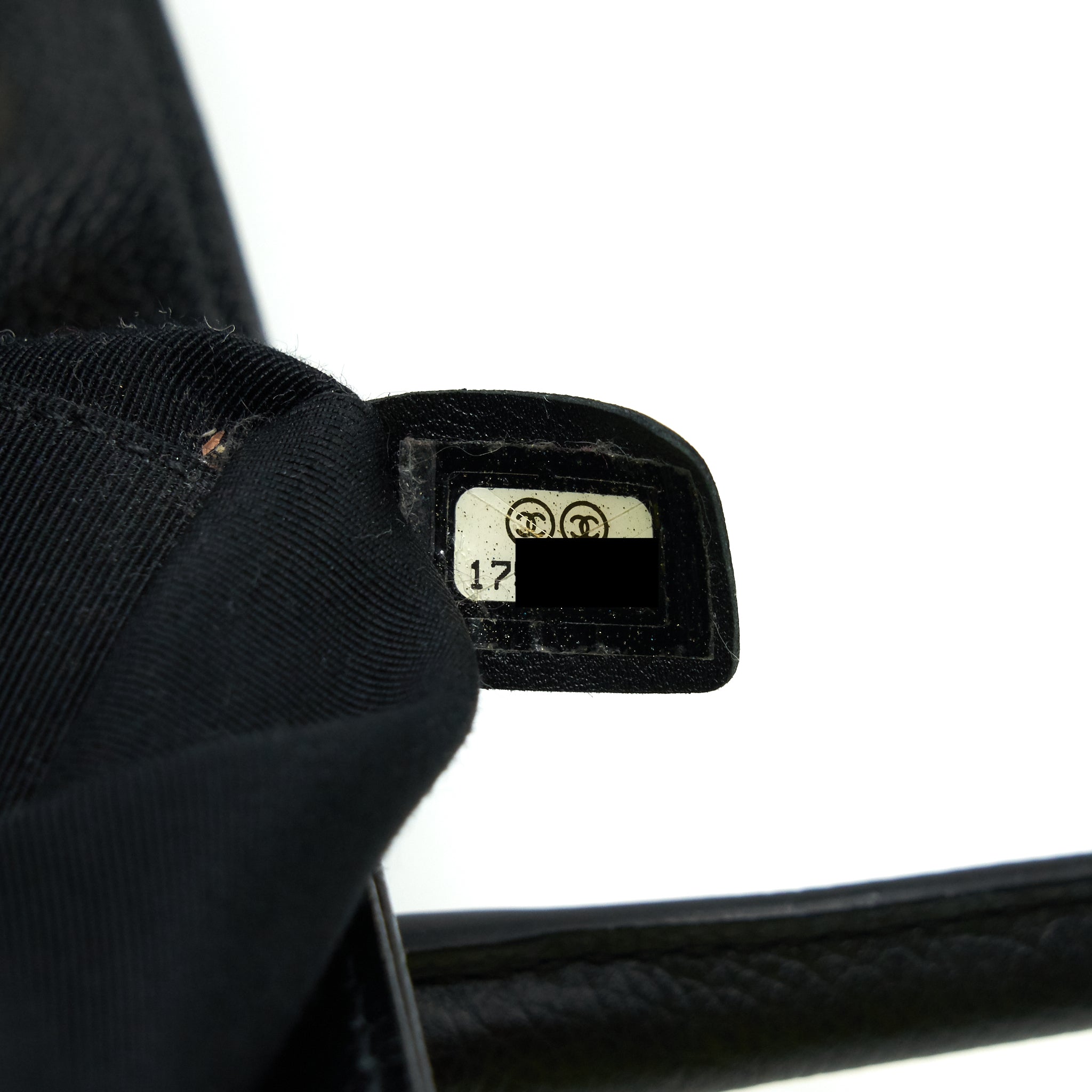 CHANEL Cerf -tote-laukku mustasta rakeisesta vasikannahasta, kultaisilla metalliosilla