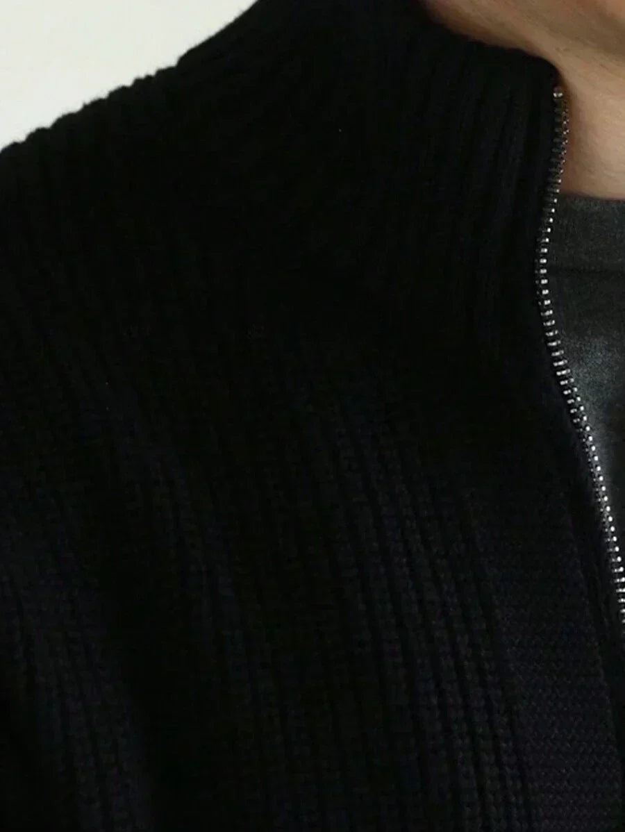 Lange Herrstrickjacke mit langen Ärmeln und hoher Taille