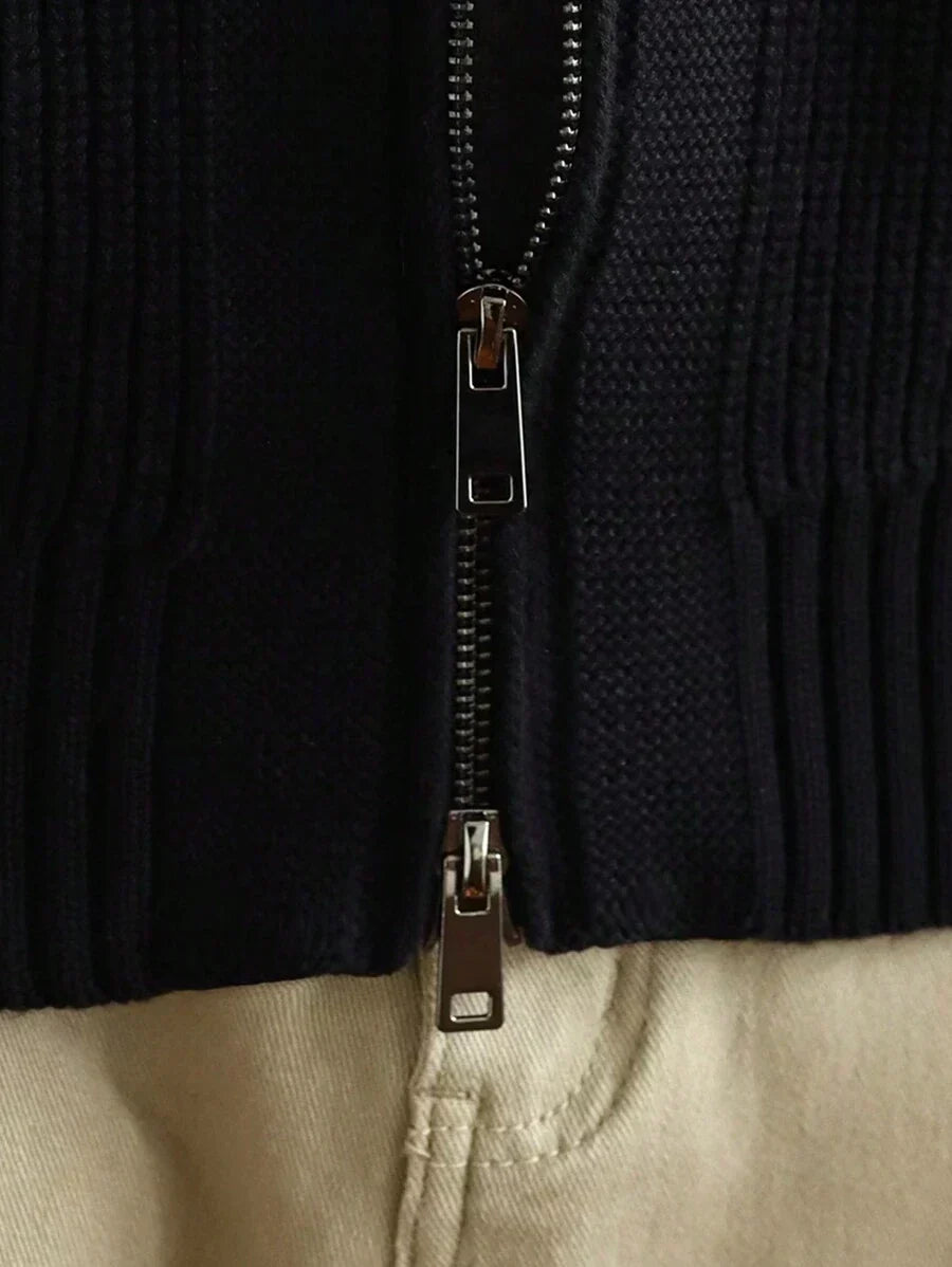 Lange Herrstrickjacke mit langen Ärmeln und hoher Taille