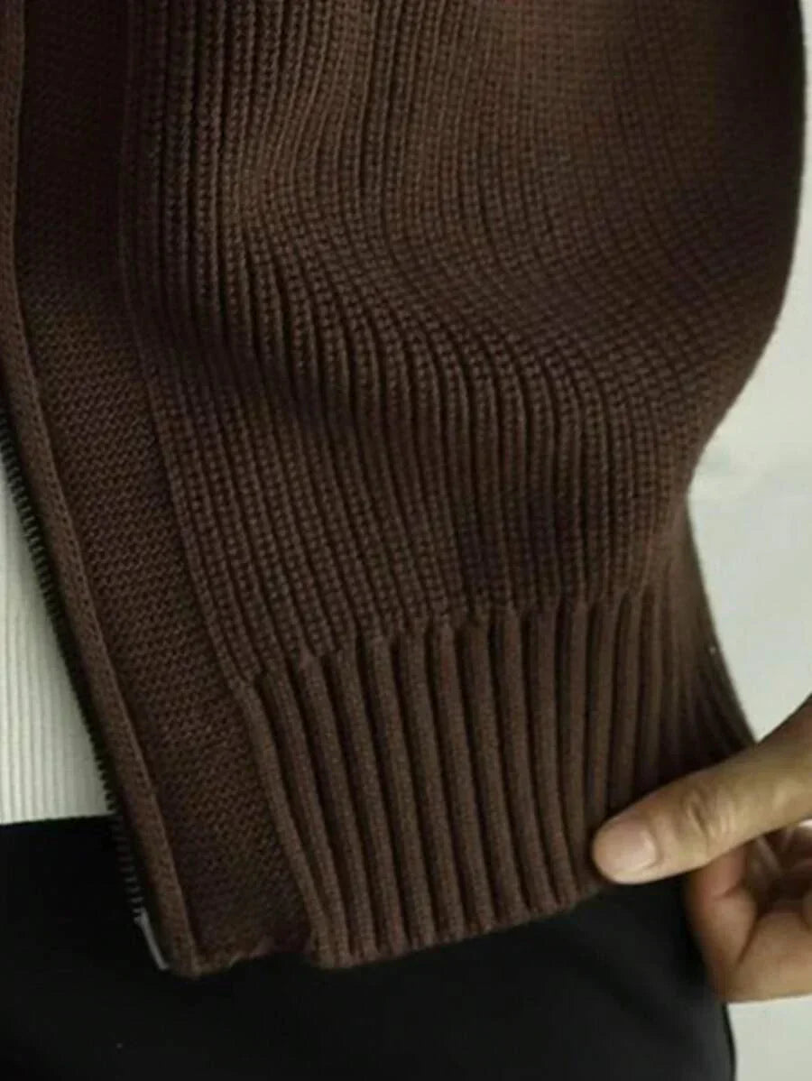 Lange Herrstrickjacke mit langen Ärmeln und hoher Taille