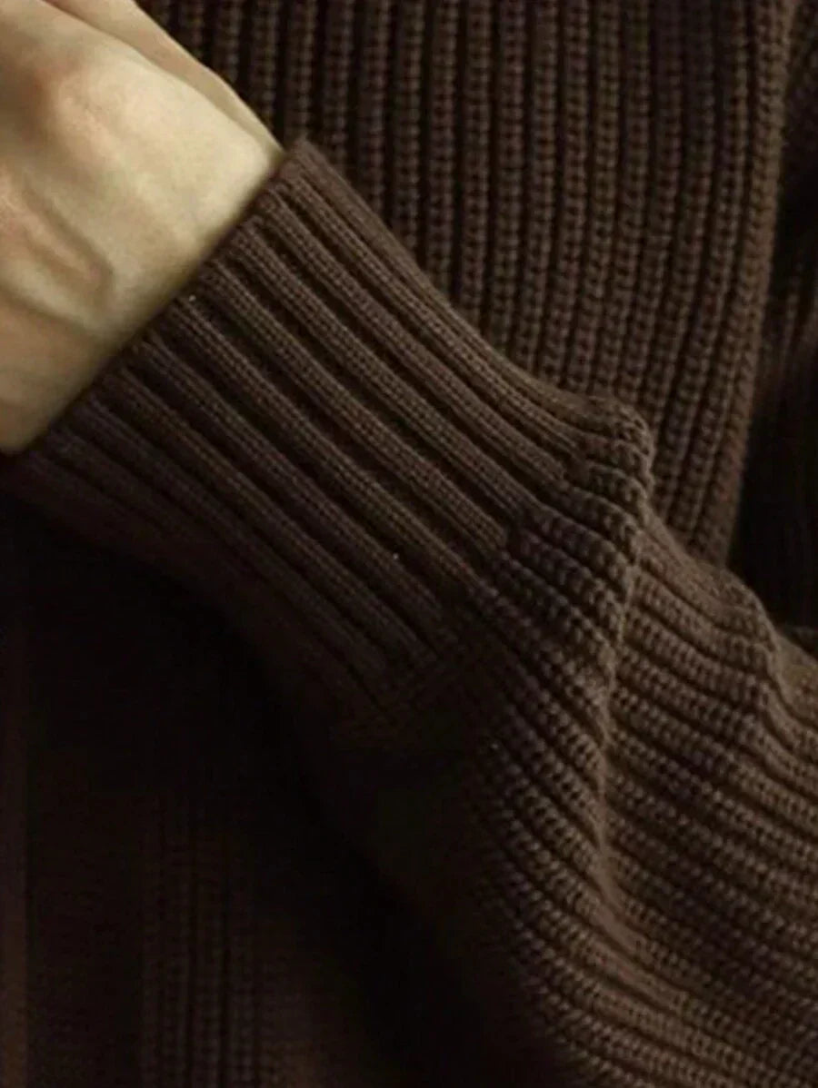 Lange Herrstrickjacke mit langen Ärmeln und hoher Taille