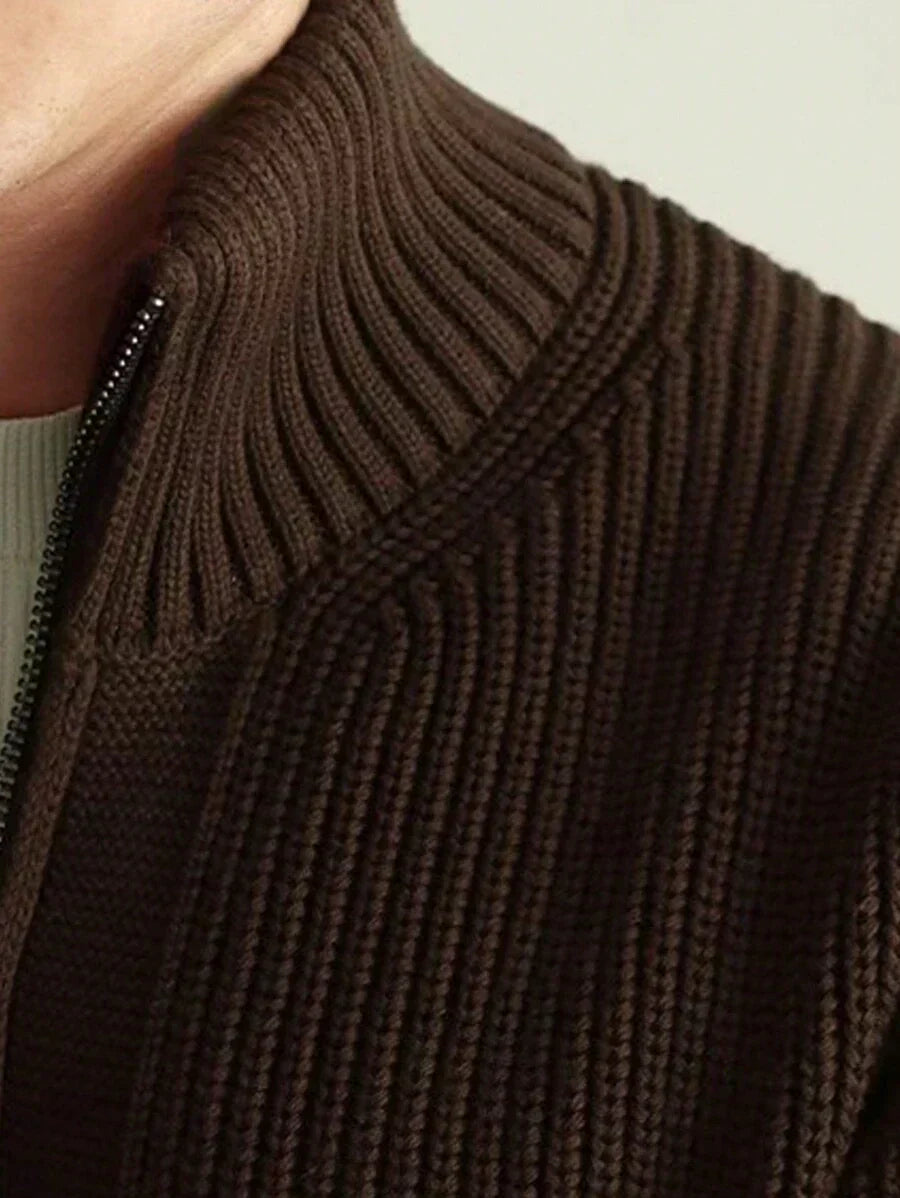Lange Herrstrickjacke mit langen Ärmeln und hoher Taille