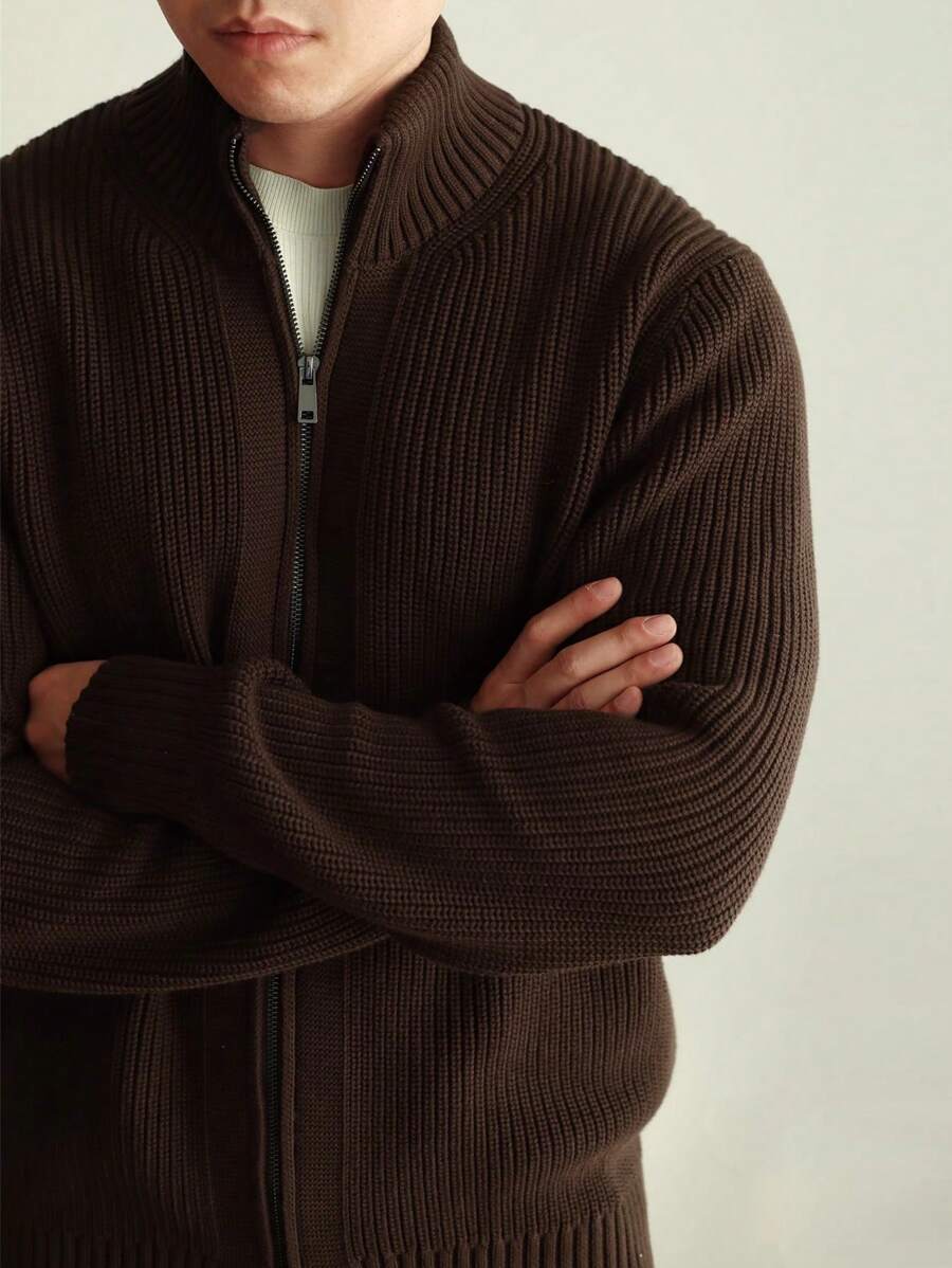 Lange Herrstrickjacke mit langen Ärmeln und hoher Taille
