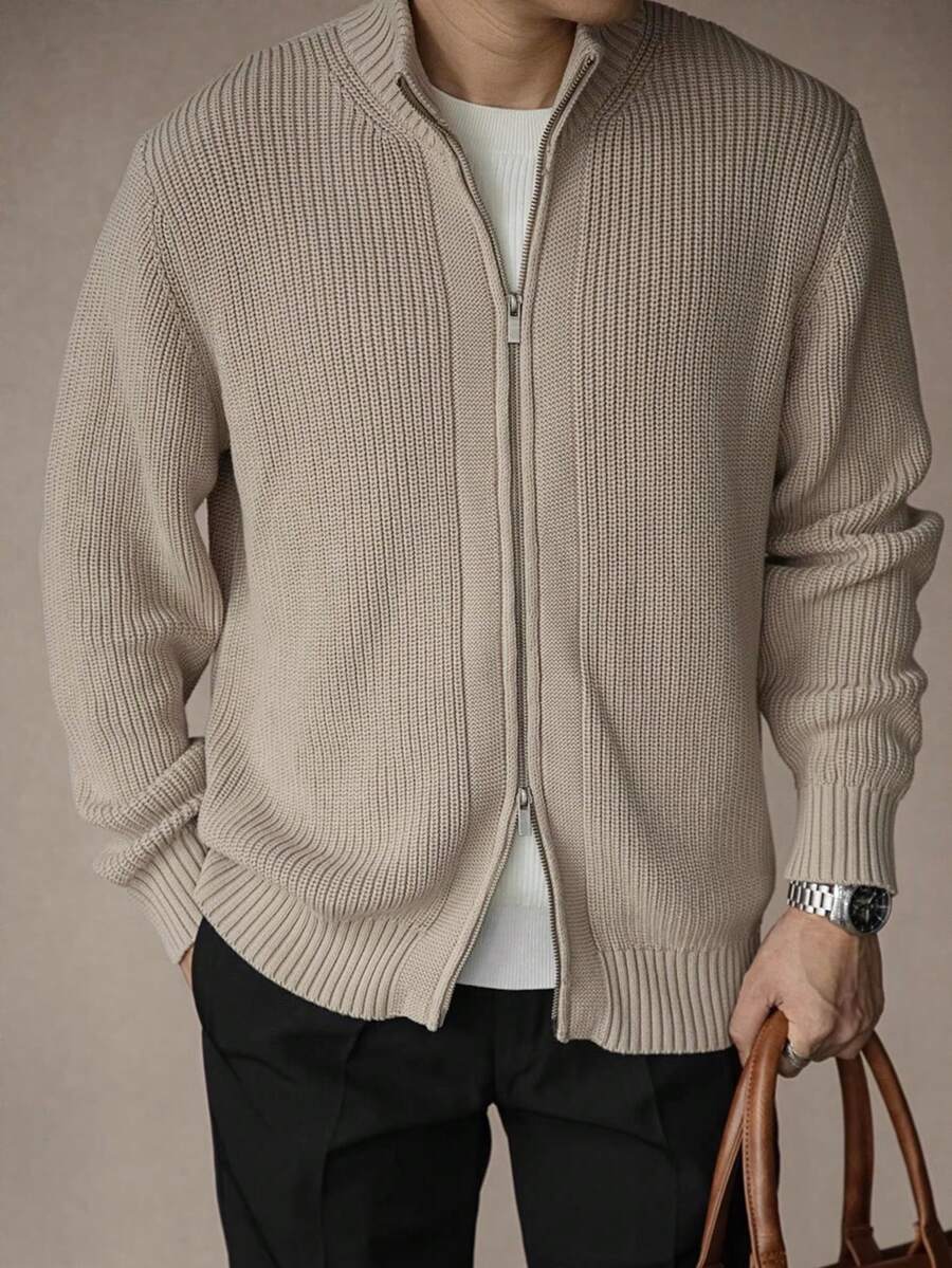 Lange Herrstrickjacke mit langen Ärmeln und hoher Taille