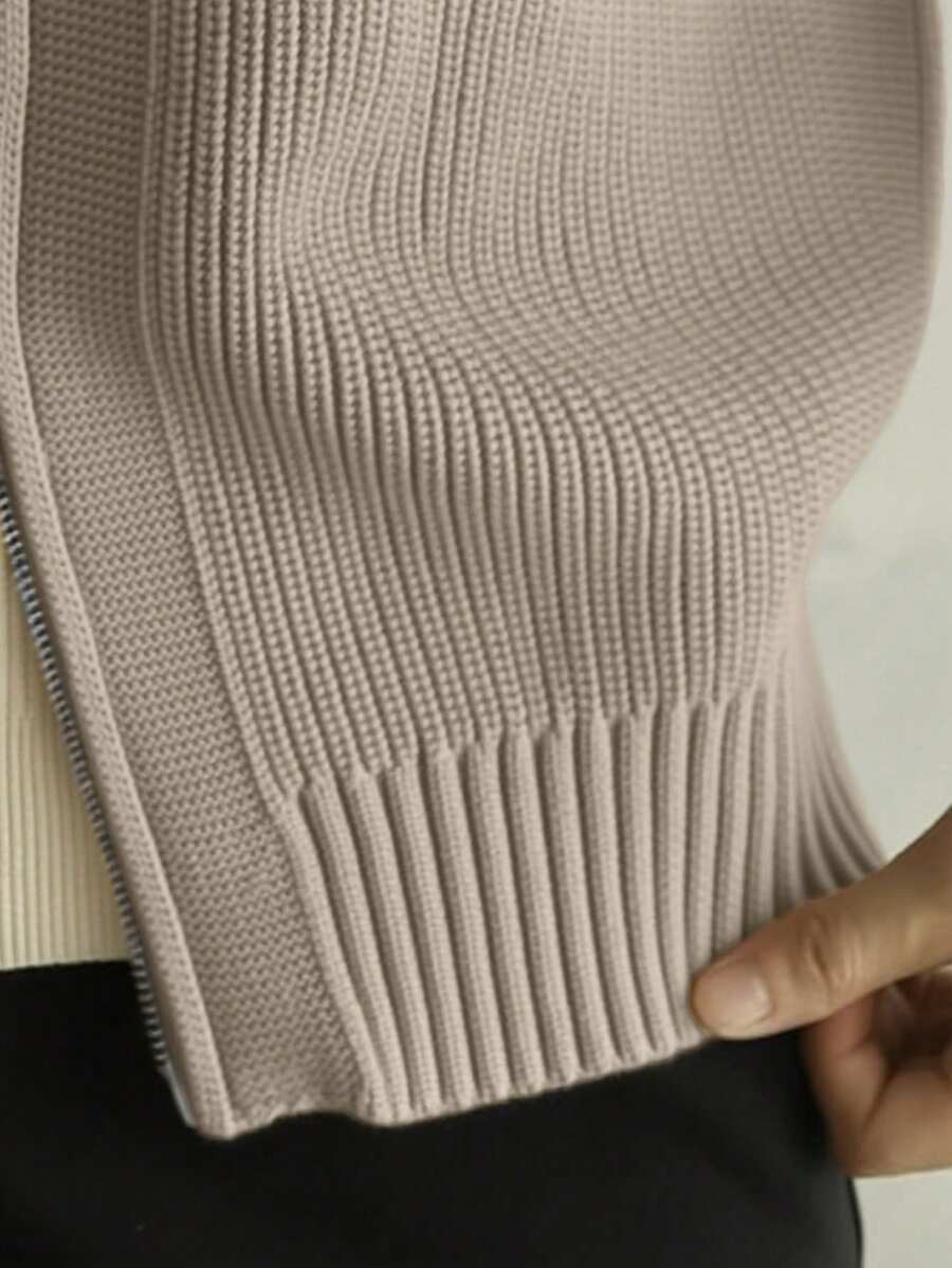 Lange Herrstrickjacke mit langen Ärmeln und hoher Taille