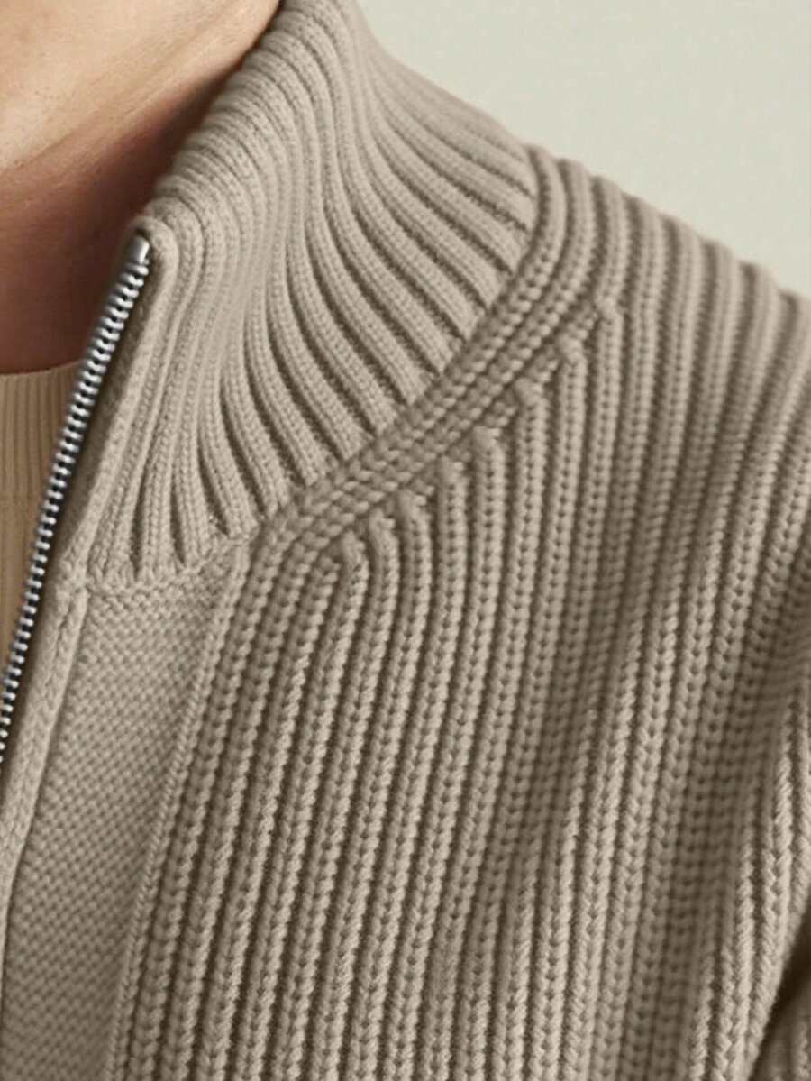 Lange Herrstrickjacke mit langen Ärmeln und hoher Taille