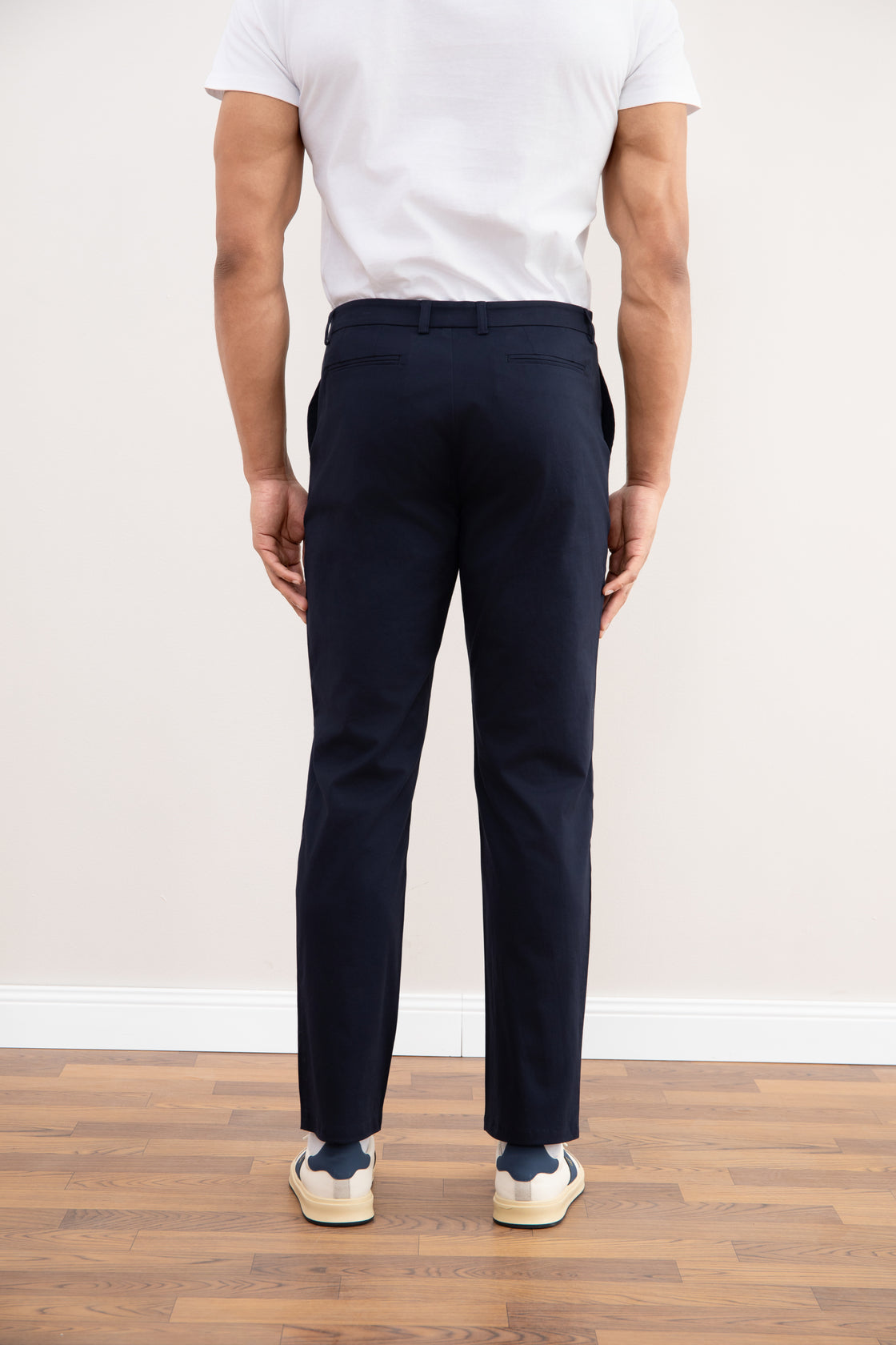 Marinblå chino med rak fit