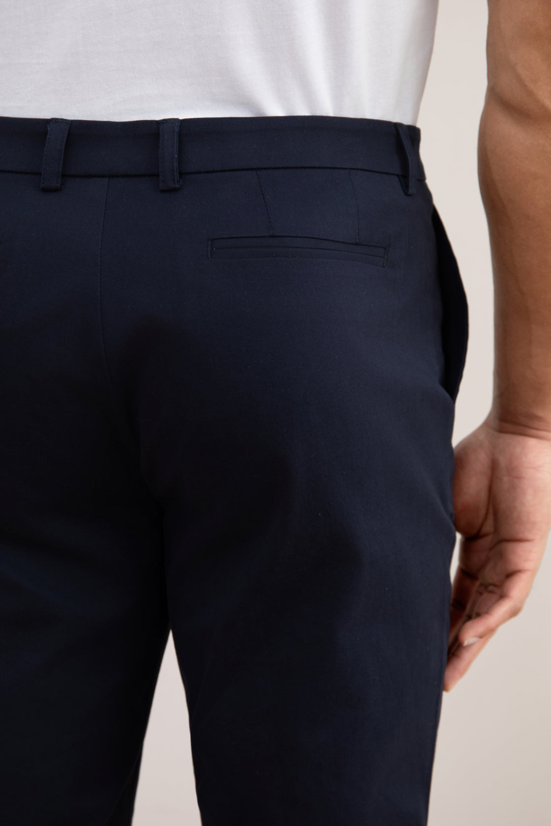Marinblå chino med rak fit