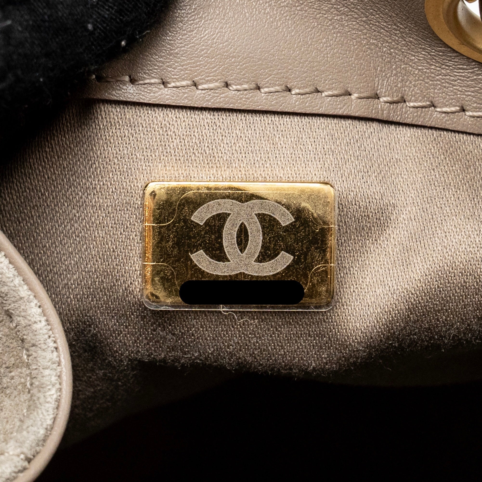 CHANEL Small 25 -laukku harmaasta mokkanahasta, kultaisilla metalliosilla (mikrosiru)