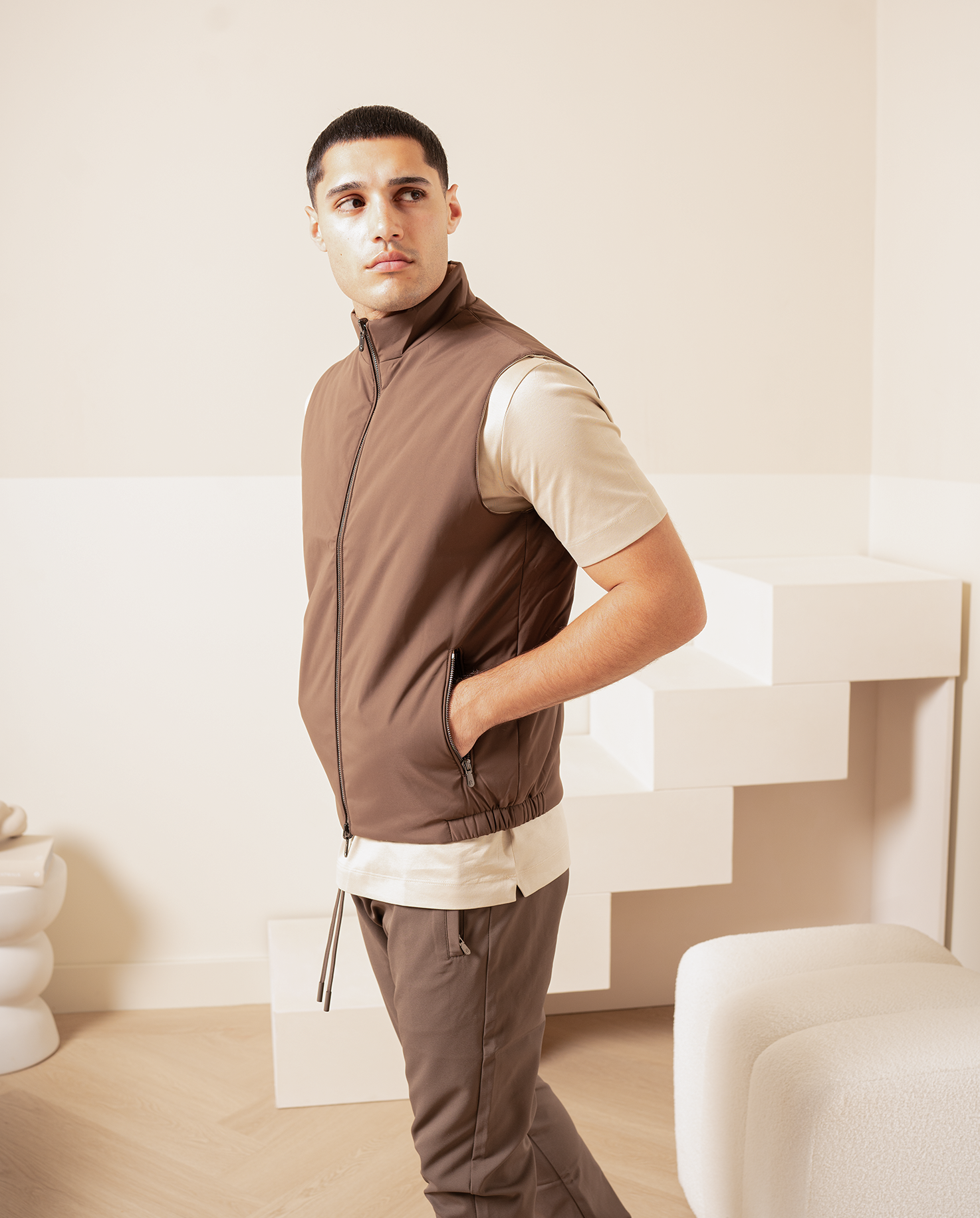 VÄNDINKARIN VÄST - EBENHOLZ/BEIGE